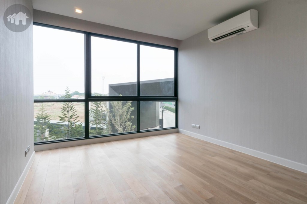 บนชั้นที่ 3 มีห้องนอนอีก 2 ห้อง ห้องแรกเปิดรับวิวด้วยกระจกบานสูง และกระจกเข้ามุม พร้อมห้องน้ำ และห้องอาบน้ำในตัว