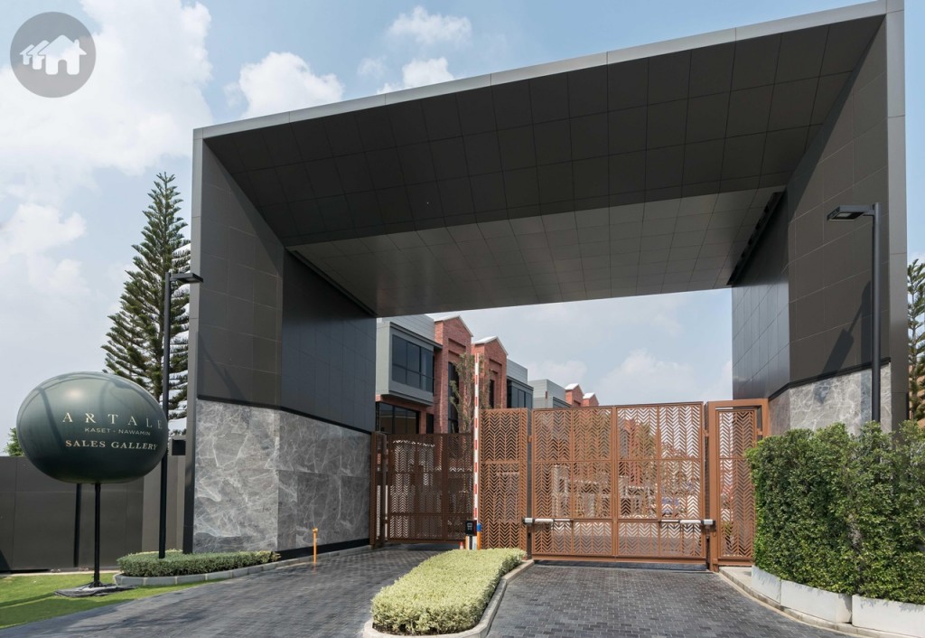 ซุ้มประตูทางเข้าขนาดใหญ่ เข้า-ออกด้วยระบบคีย์การ์ด อุ่นใจด้วยกล้อง CCTV และพนักงานรักษาความปลอดภัยตลอด 24 ชั่วโมง