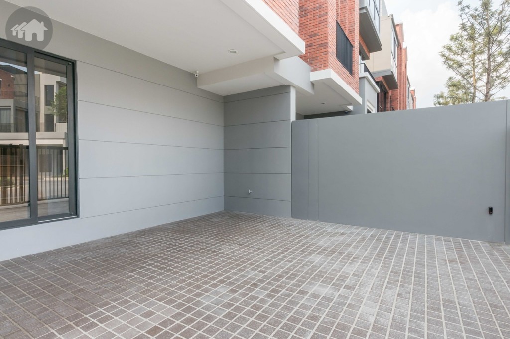 พื้นที่หน้าบ้านกว้างขวางจอดรถได้ 2 คัน