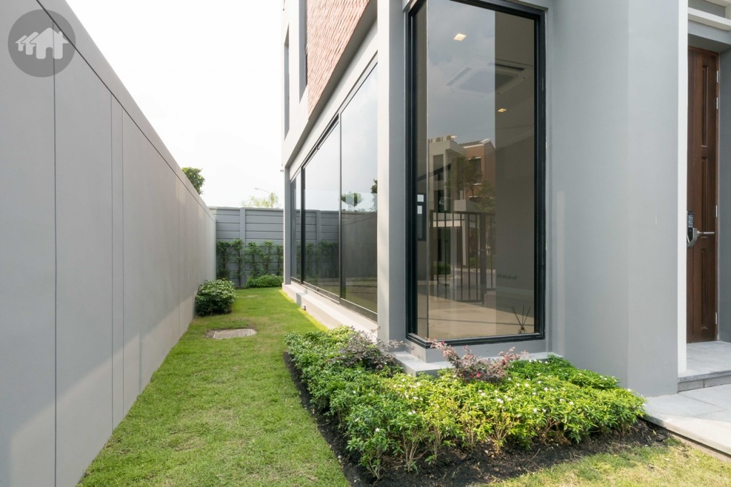 ด้านข้างบ้านตกแต่งเป็นสวนทอดยาวถึงหลังบ้าน 