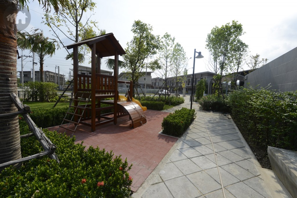 ถัดไปในสวนเป็นสนามเด็กเล่น