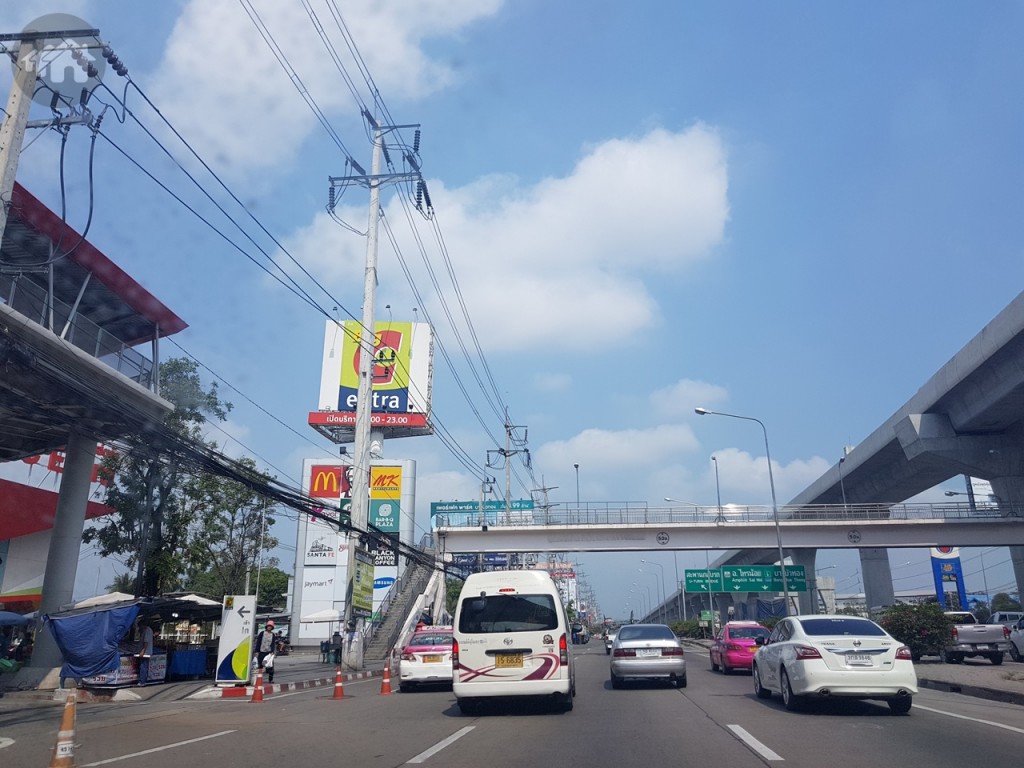 ถัดไปจะเห็นตลาดบางใหญ่ โครงการบางใหญ่ซิตี้ และ Big C Extra