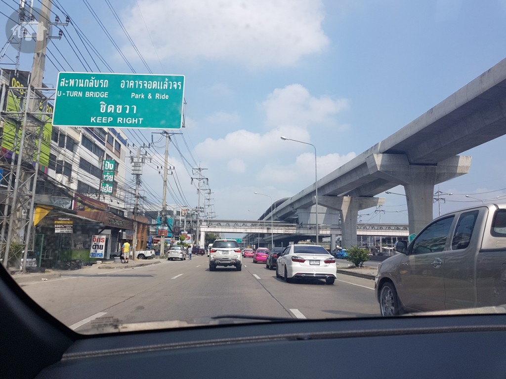 จากนั้นจะใกล้เข้าสู่สถานีรถไฟฟ้าคลองบางไผ่ สังเกตป้ายจะมีสะพานกลับรถ และอาคารจอดแล้วจรอยู่ฝั่งตรงข้ามขวามือ