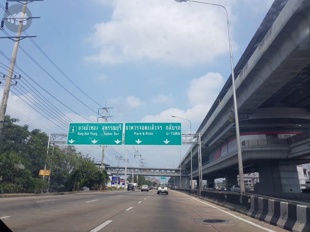 ขับต่อไปจะเจอสถานีรถไฟฟ้าคลองบางไผ่ ซึ่งเป็นสถานีปลายทางรถไฟฟ้าสายสีม่วง ให้เริ่มชิดขวาเพื่อกลับรถที่สะพาน