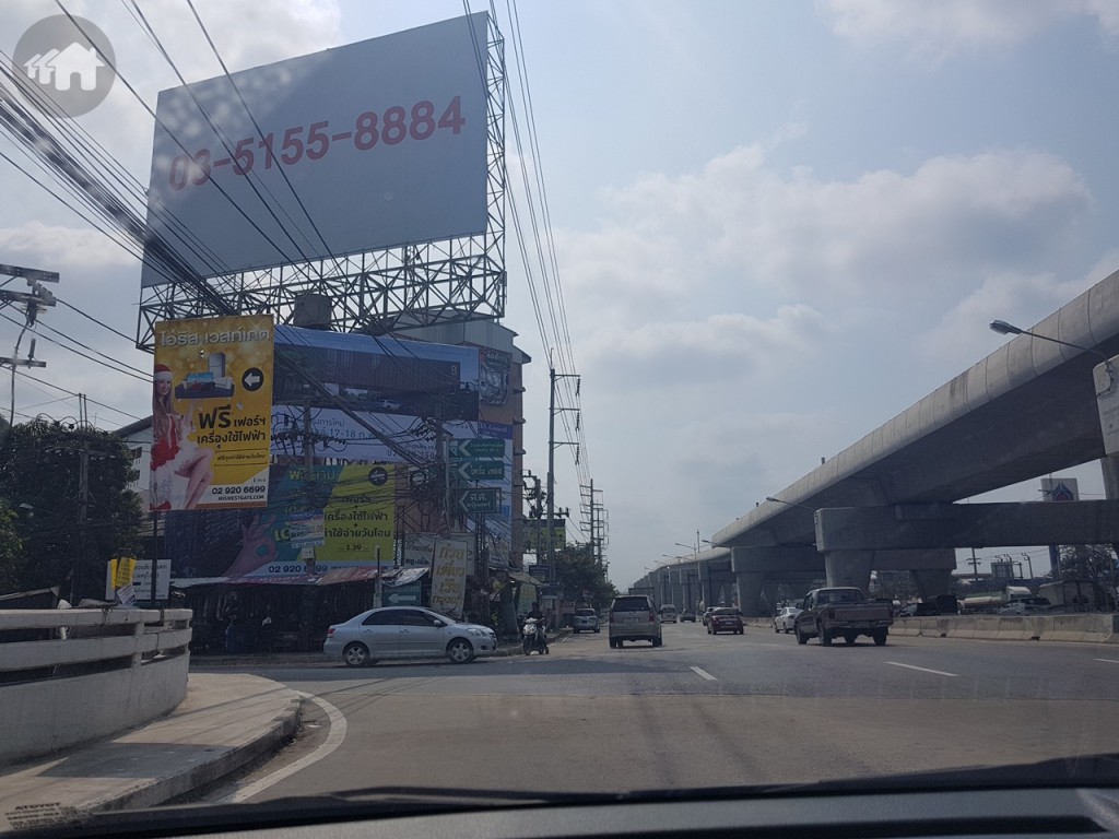 เมื่อลงสะพานมาให้ชิดซ้าย ออกทางคู่ขนานประมาณ 100 เมตร จะเจอซอยจันทร์ทองเอี่ยม (ซอยแรกที่เห็นทางซ้ายมือ) ให้เลี้ยวเข้าไป