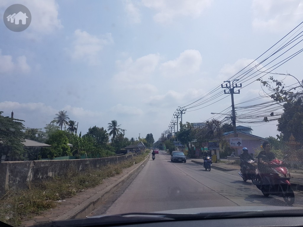 ตรงเข้าไปประมาณ 600 เมตร