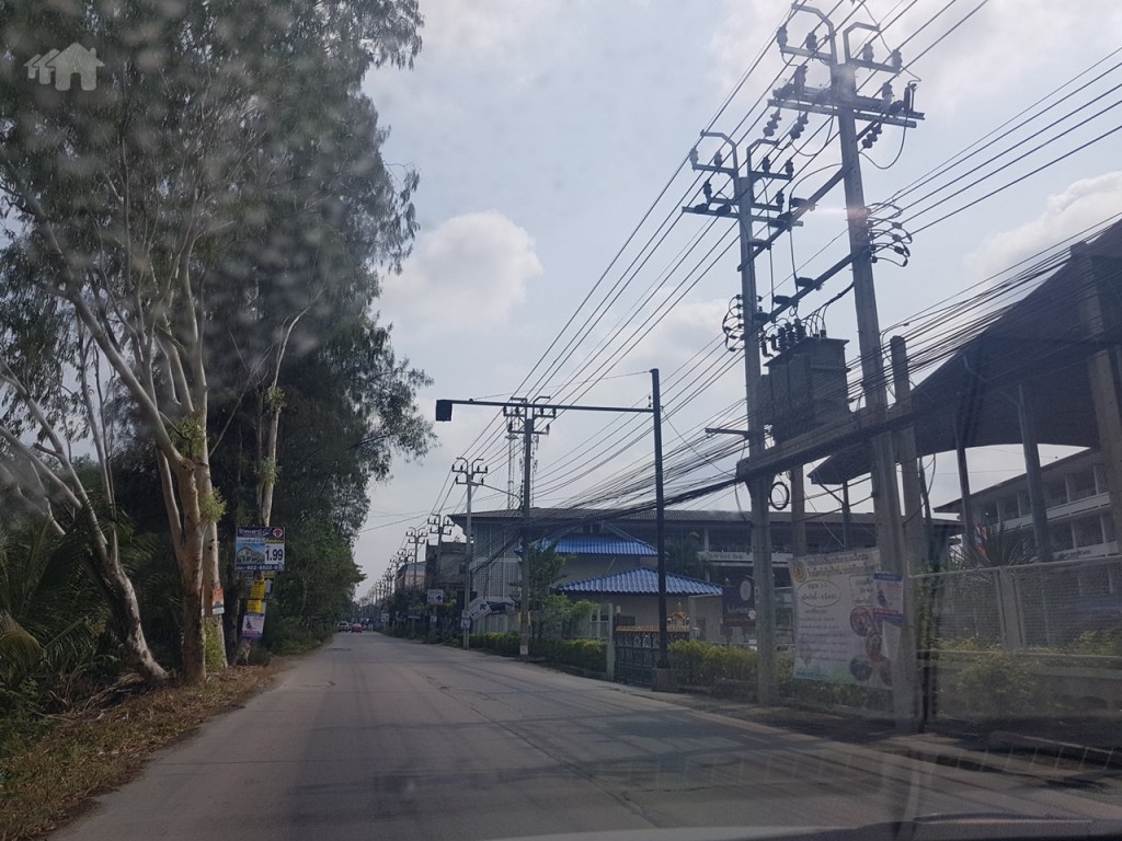 สองข้างทางเป็นชุมชนขนาดเล็ก มีร้านค้าตามทาง และผ่านโรงเรียนจันทร์ทองเอี่ยมอยู่ทางขวามือ