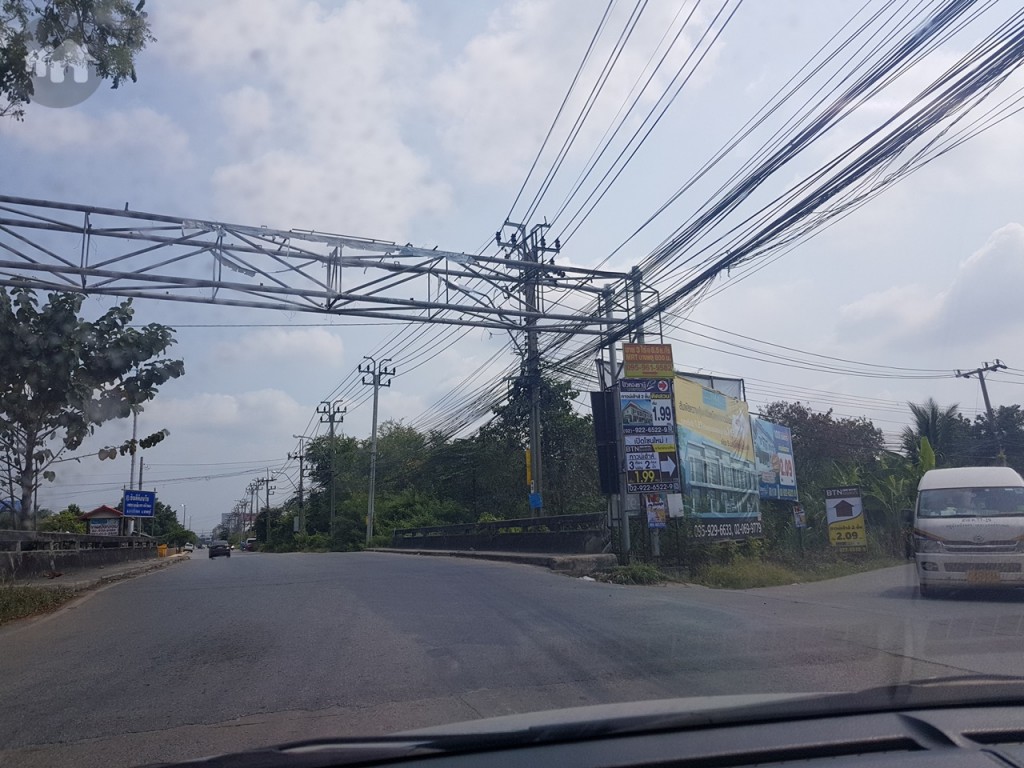 ตรงไปอีกระยะหนึ่งจะเจอแยกก่อนขึ้นสะพานเล็ก ให้เลี้ยวขวา