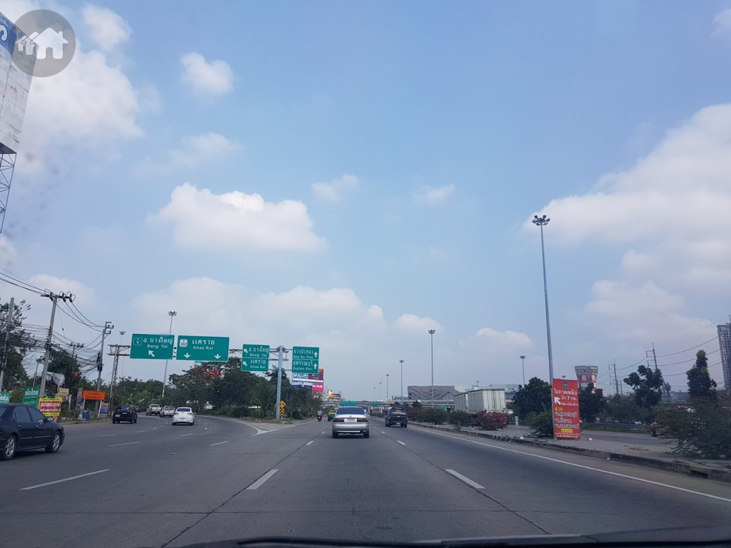 เมื่อถึงทางแยกไปบางใหญ่ ให้เบี่ยงขวาตรงไปทางอำเภอบางบัวทอง