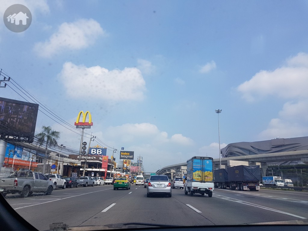 ส่วนทางซ้ายมือจะเป็นแมคโดนัล และ Index Living Mall