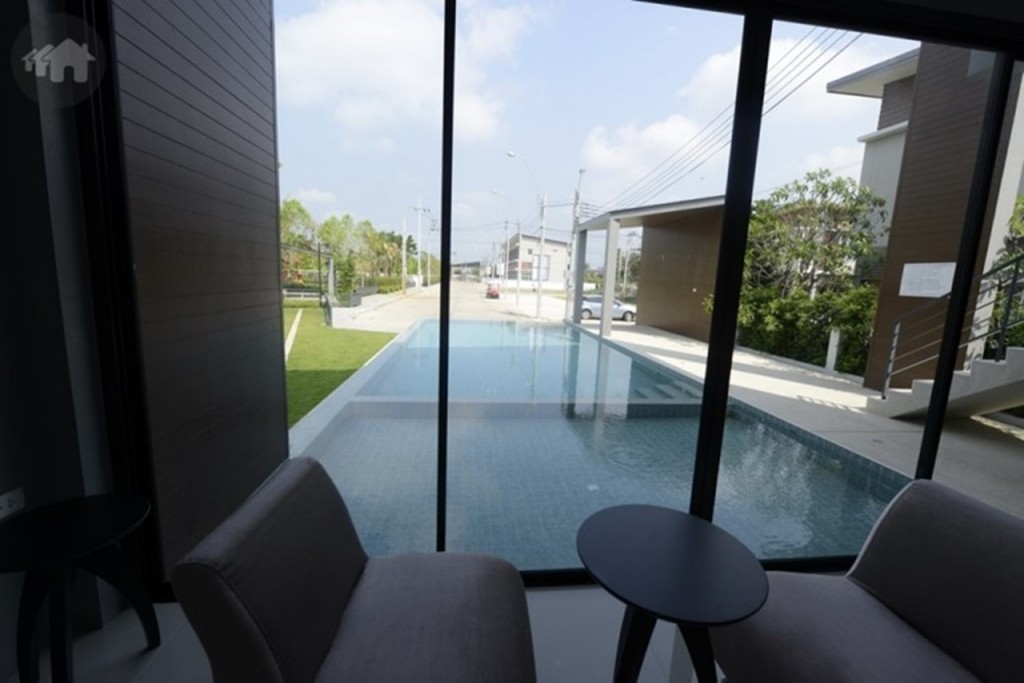 ด้านในสโมสรเป็นห้องนั่งเล่น สามารถประชุมงาน และนั่งอ่านหนังสือได้ เห็นวิวสระน้ำด้านข้าง