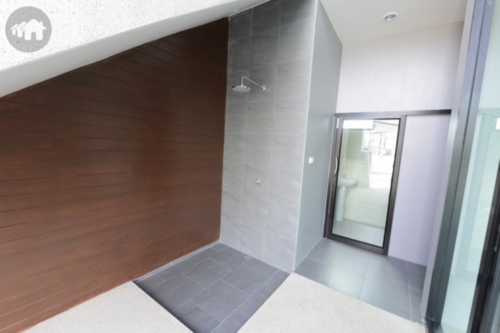 ด้านนอกเป็นที่อาบน้ำก่อนหลังลงสระว่ายน้ำ และห้องน้ำแยกชายหญิง 