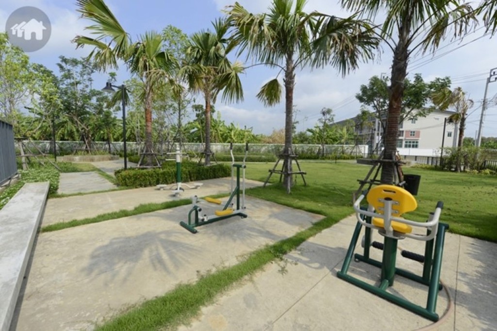 มีเครื่องบริหารร่างกายกลางแจ้ง 