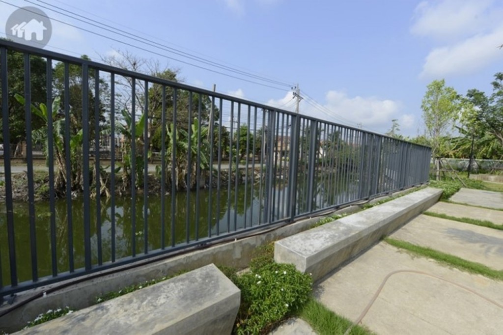 ด้านข้างโครงการเป็นคลองเล็กๆ มีรั้วกั้น 