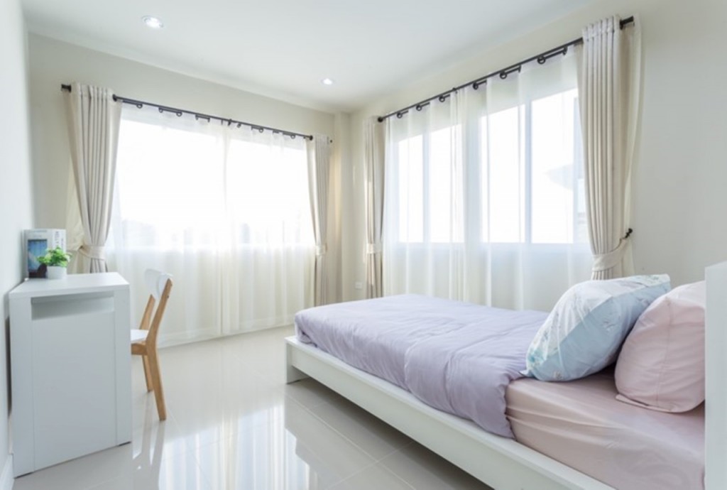 สองห้องนอนเล็ก อาจจัดให้เป็นห้องนอนของลูกๆ ได้ โดยมีขนาดพื้นที่ใช้สอย 3.6*2.8 เมตร (ห้องกลาง) และ 3.6*2.0 เมตร (ห้องเล็ก)