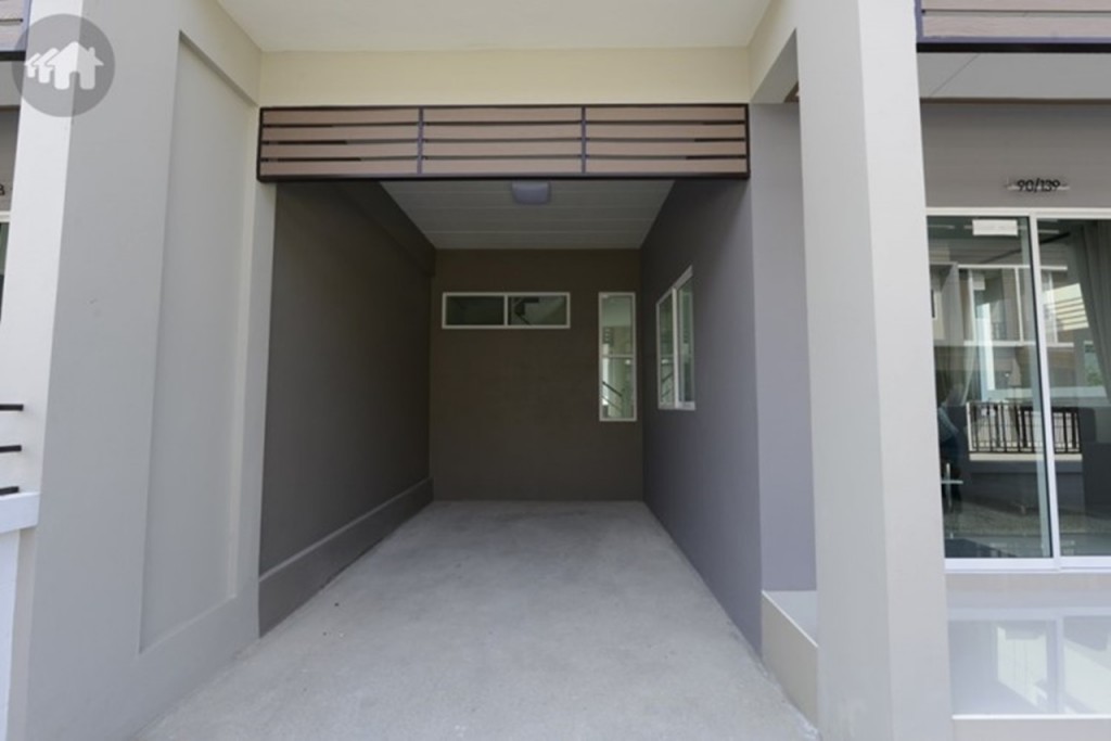 เปิดรั้วเข้ามา จะเจอที่จอดรถสำหรับ 1 คัน