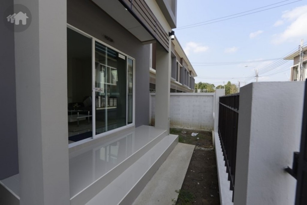 ประตูเข้าบ้านจะอยู่ด้านข้าง พื้นที่ด้านหน้าอาจคับแคบเล็กน้อย 