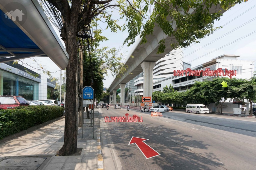 สังเกตฝั่งตรงข้ามจะเป็นมหาวิทยาลัยศรีปทุม ให้เตรียมชิดซ้าย