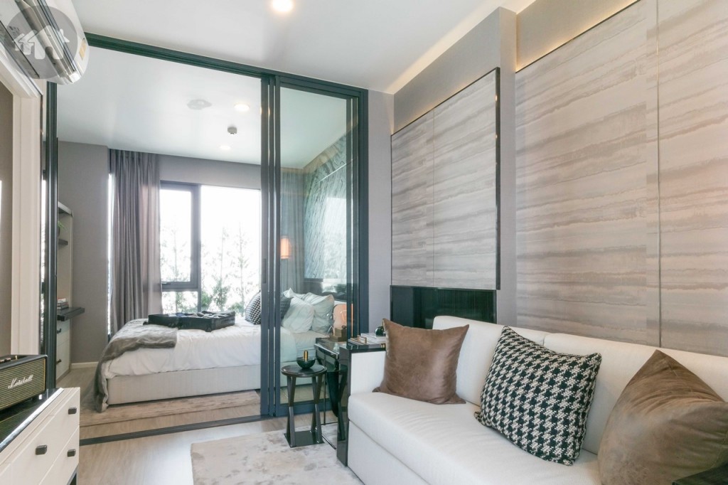 เข้าภายในห้องเป็นส่วนห้องนั่งเล่น เชื่อมต่อกับห้องนอน พื้นปูด้วยลามิเนต หนา 8 มิลลิเมตร โปร่งโล่งด้วยเพดานสูง 2.60 เมตร