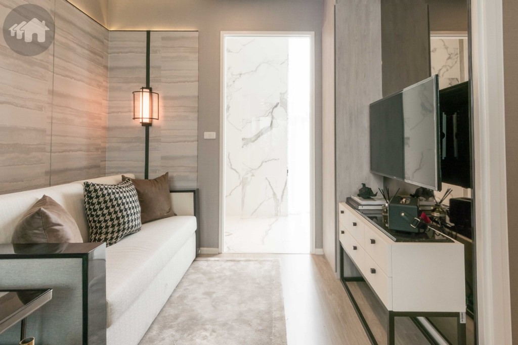 ห้องนั่งเล่นขนาดใหญ่ โซฟาห่างจากชั้นวางโทรทัศน์ประมาณ 1.30 เมตร