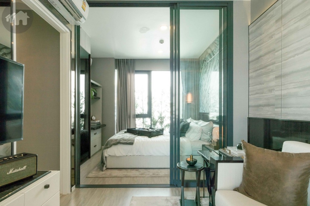 ห้องนอนกั้นด้วยประตูบานกระจกบานเลื่อน 3 ตอน ปลอดภัยด้วยกระจกนิรภัย 2 ชั้น (Laminated Glass) ถ้ามีอุบัติเหตุกระจกแตก ฟิล์มตรงกลางก็ยังช่วยยึดกระจกไม่ให้แตกออกและหล่นลงสู่ด้านล่างห้องนอนกั้นด้วยประตูบานกระจกบานเลื่อน 3 ตอน ปลอดภัยด้วยกระจกนิรภัย 2 ชั้น (Laminated Glass) ถ้ามีอุบัติเหตุกระจกแตก ฟิล์มตรงกลางก็ยังช่วยยึดกระจกไม่ให้แตกออกและหล่นลงสู่ด้านล่าง