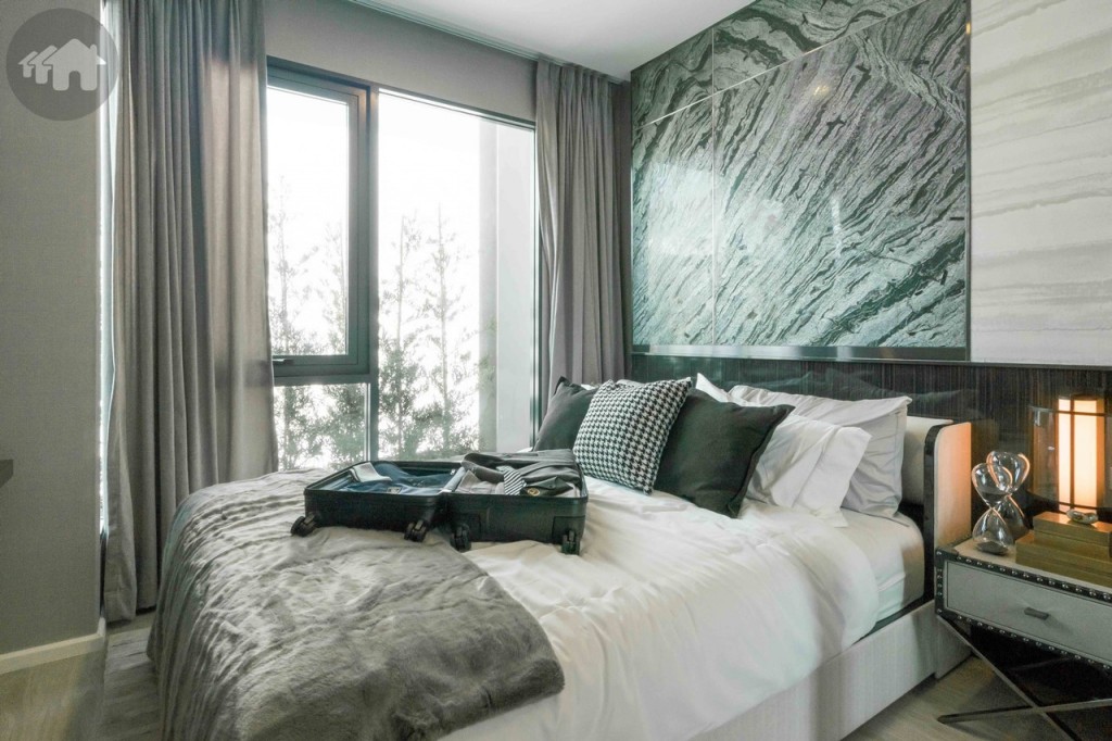 ห้องนอนขนาดใหญ่วางเตียงขนาด 5 ฟุต ได้สบาย ๆ ข้างเตียงห่างจากประตูกระจกบานเลื่อนประมาณ 60 เซนติเมตร อีกด้านรับวิวด้วยกระจกบานฟิกซ์ และบานกระทุ้ง ซึ่งเป็นกระจก Laminated Glass เช่นกัน ห่างจากข้างเตียงประมาณ 50 เซนติเมตร 