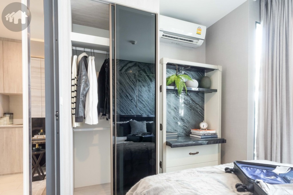 ปลายเตียงมาพร้อมตู้เสื้อผ้าบิลท์อิน ห่างจากปลายเตียงประมาณ 50 เซนติเมตร กระจกหน้าบานตู้เสื้อผ้าเป็นกระจกนิรภัยประเภท Tempered Glass คล้ายกระจกรถยนต์ที่เมื่อแตกออกจะเป็นเม็ดกลม ๆ ไม่แหลม ไม่ทาให้เกิดความบาดเจ็บแก่ผู้ใช้งาน