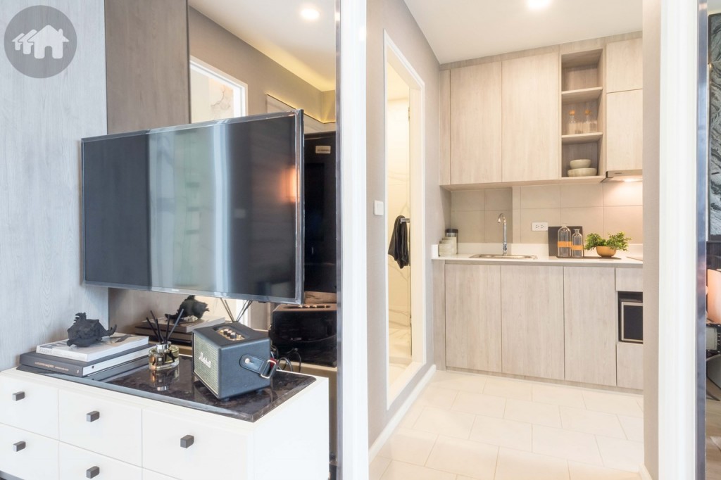 ทางเชื่อมไปสู่ส่วนห้องครัว ห้องจริงจะกั้นด้วยประตูบานสวิง