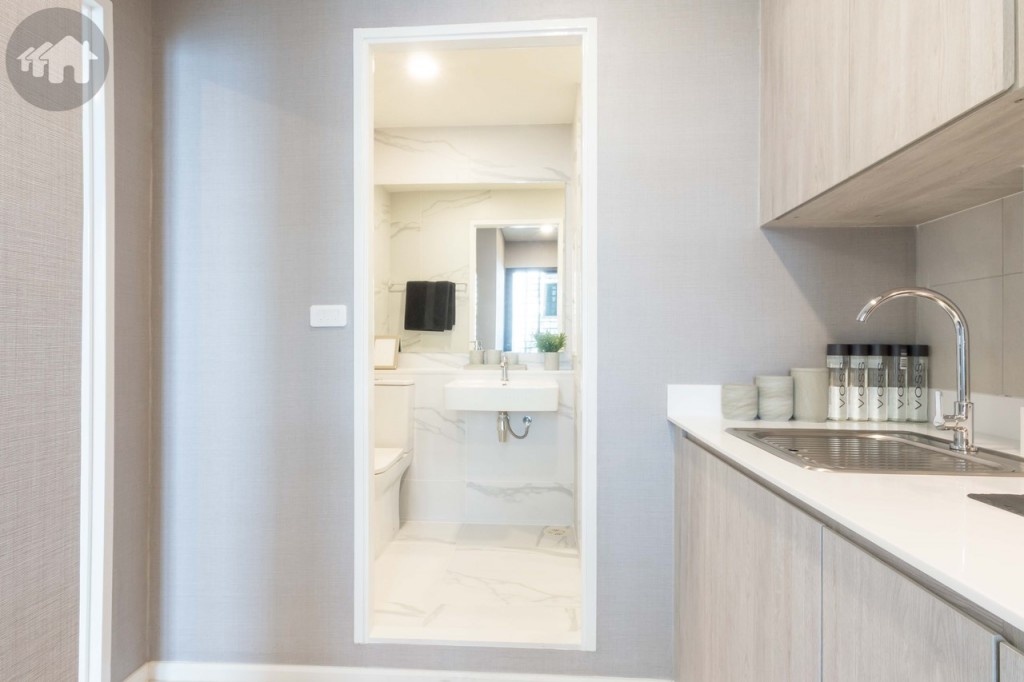 อีกความพิเศษของโครงการนี้คือ WC Pod ห้องน้ำทำสำเร็จที่ถูกสร้างและประกอบพร้อมได้รับการตรวจสอบคุณภาพจากโรงงานโดยทีมงานผู้เชี่ยวชาญ ป้องกันการรั่วซึมของน้ำลงด้านล่าง สะดวกในการซ่อมบำรุง สามารถทำจากภายในห้องน้ำได้โดยไม่ต้องเปิดฝ้าของห้องด้านล่าง ขอบประตูยกพื้นสูงประมาณ 15 เซนติเมตร 