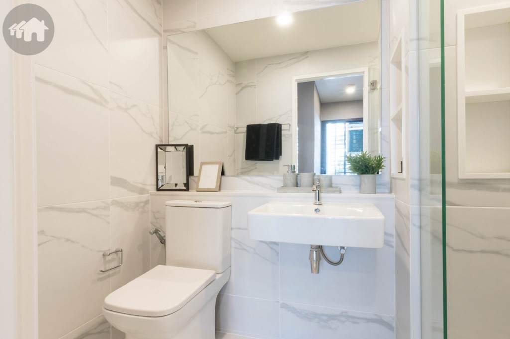 ห้องน้ำอุปกรณ์ครบครัน แต่งครบ มาพร้อมกระจกเงาบานใหญ่ พื้นและผนังปูกระเบื้องขนาด 60x60 เซนติเมตร เพดานสูงจากพื้นประมาณ 2.40 เมตร 