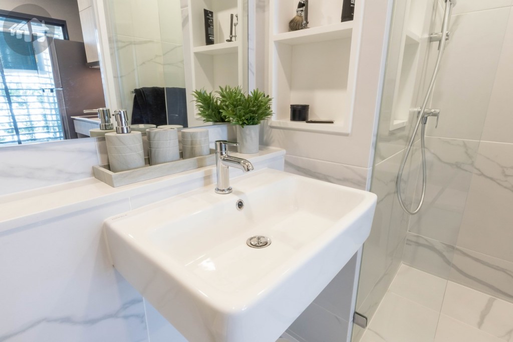 อ่างล้างหน้าของ Hafele ผนังด้านข้างตกแต่งเป็นชั้นวางอุปกรณ์อาบน้ำ