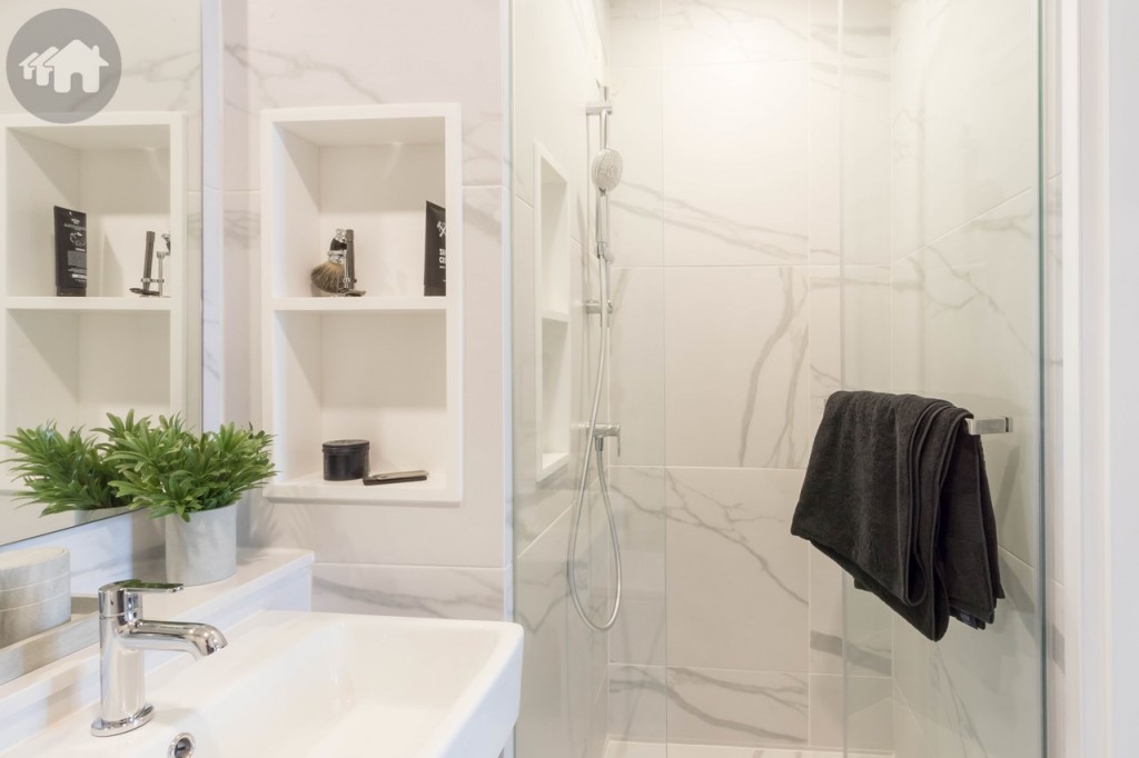 พื้นที่อาบน้ำกั้นเป็นสัดส่วนด้วยกระจก Tempered Glass ขอบประตูยกพื้นสูงประมาณ 5 เซนติเมตร พื้นที่อาบน้ำกว้างประมาณ 85 เซนติเมตร ยาวประมาณ 90 เซนติเมตร 