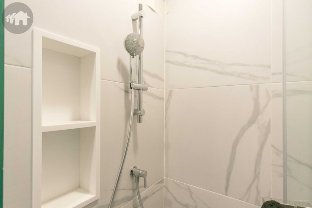 ฝักบัวของ Hafele ผนังด้านข้างตกแต่งเป็นชั้นวางอุปกรณ์อาบน้ำ