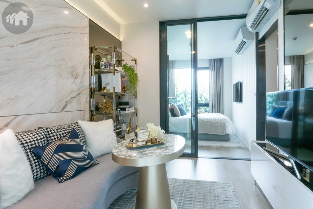 เข้าภายในห้องเป็นส่วนห้องนั่งเล่น เชื่อมต่อกับห้องนอน พื้นปูด้วยลามิเนต หนา 8 มิลลิเมตร โปร่งโล่งด้วยเพดานสูง 2.60 เมตร