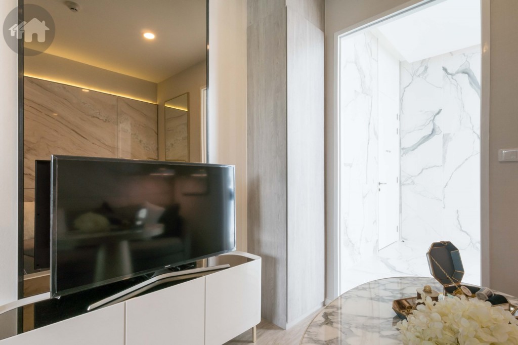 โซนหน้าห้องมาพร้อมกับตู้รองเท้าบิลท์อิน ติดกันเป็นที่วางโทรทัศน์