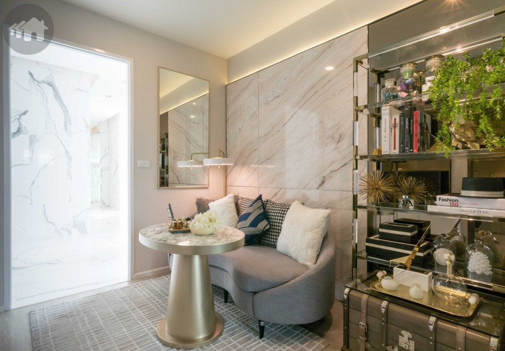 ตรงข้ามเป็นมุมโซฟา ห่างจากชั้นวางโทรทัศน์ประมาณ 1.30 เมตร