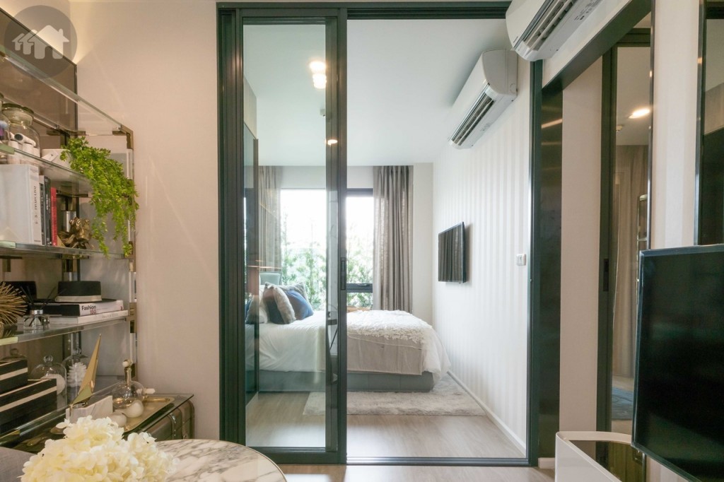 ห้องนอนกั้นด้วยประตูกระจก Laminated Glass บานเลื่อน 3 ตอน 