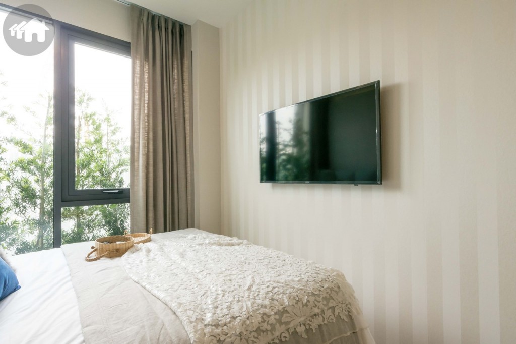 ปลายเตียงห่างจากผนังประมาณ 50 เซนติเมตร สามารถติดตั้งโทรทัศน์แบบแขวนผนังได้