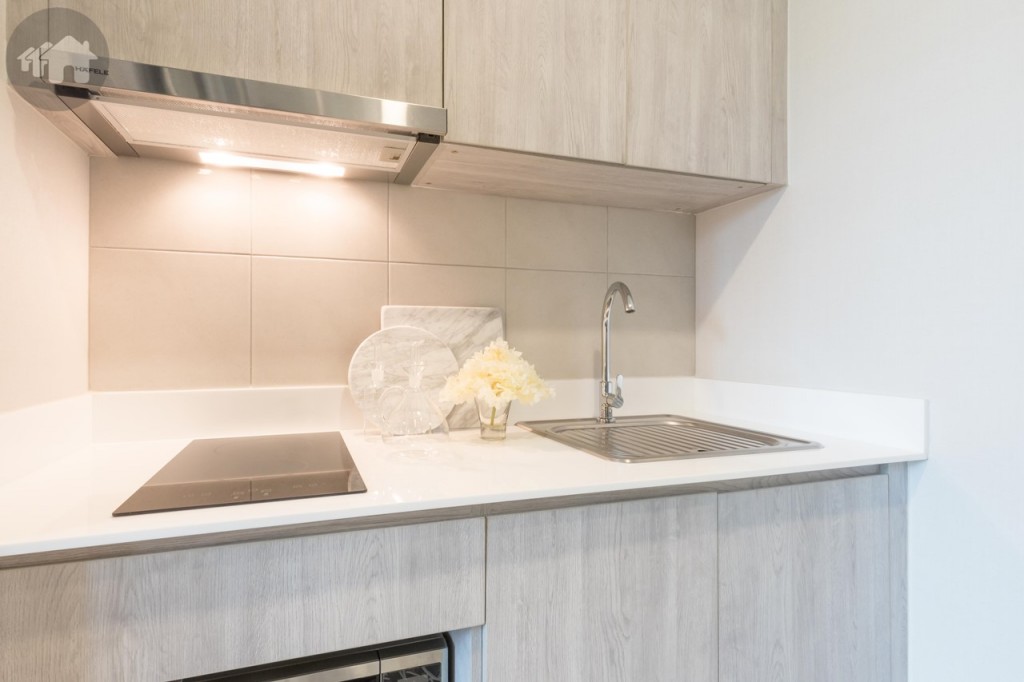 อ่างล้างจาน พร้อมฝาปิด เตาไฟฟ้า และที่ดูดควันของ Hafele