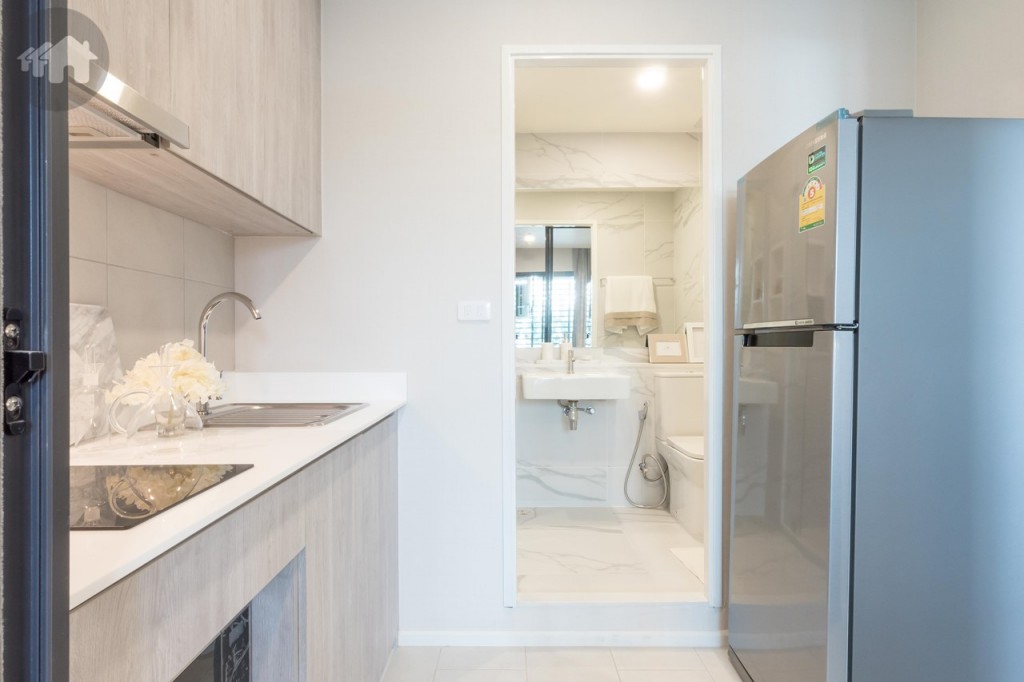 ฝั่งตรงข้ามเป็นพื้นที่วางตู้เย็น ทางเดินกว้างประมาณ 1.10 เซนติเมตร ติดกันเป็น WC Pod ห้องน้ำทำสำเร็จ ขอบประตูยกพื้นสูงประมาณ 15 เซนติเมตร 