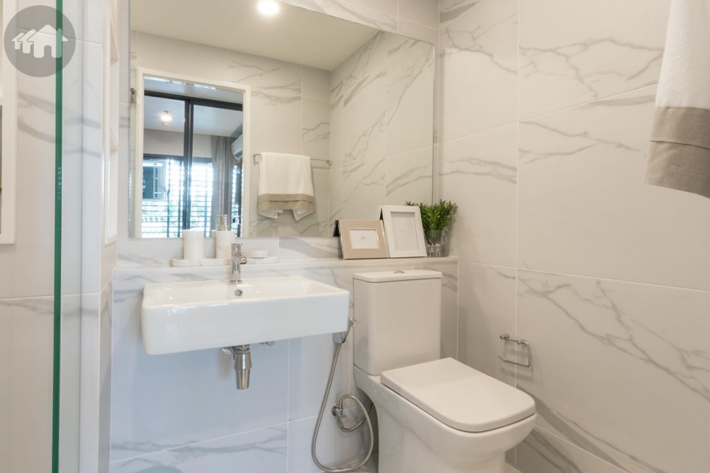 ห้องน้ำอุปกรณ์ครบครัน แต่งครบ มาพร้อมกระจกเงาบานใหญ่ พื้นและผนังปูกระเบื้องขนาด 60x60 เซนติเมตร เพดานสูงจากพื้นประมาณ 2.40 เมตร อ่างล้างหน้า โถสุขภัณฑ์ ของ Hafele พร้อมสายฉีดชำระ และที่ใส่กระดาษชำระ