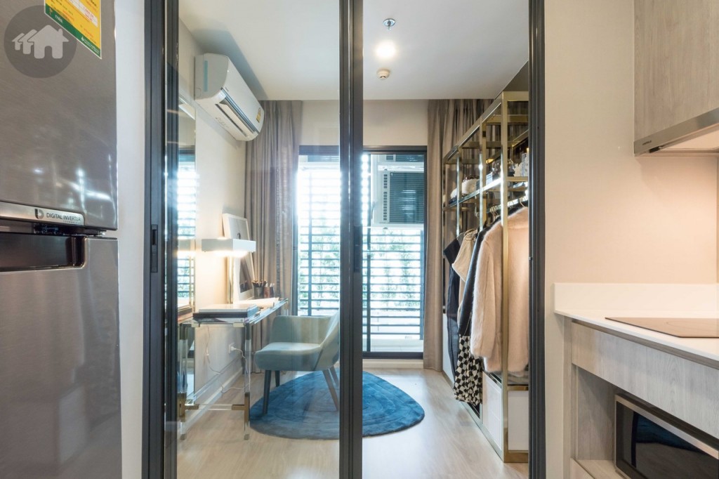 อีกด้านมีประตูกระจก Laminated Glass บานเลื่อน 3 ตอน เชื่อมต่อกับห้องอเนกประสงค์อีกหนึ่งห้อง