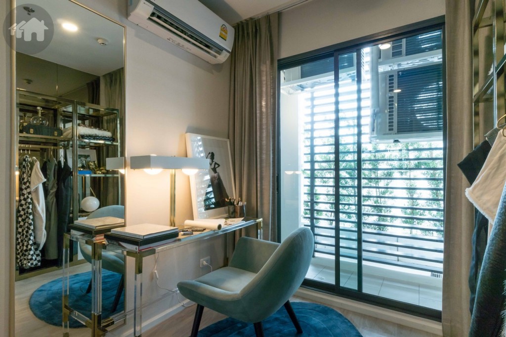 ห้องอเนกประสงค์พื้นปูลามิเนต หนา 8 มิลลิเมตร สามารถตกแต่งเป็นห้องทำงาน หรือห้องนอนเล็กก็ได้ เชื่อมต่อกับระเบียงด้วยประตูกระจก Laminated Glass บานเลื่อน 3 ตอน