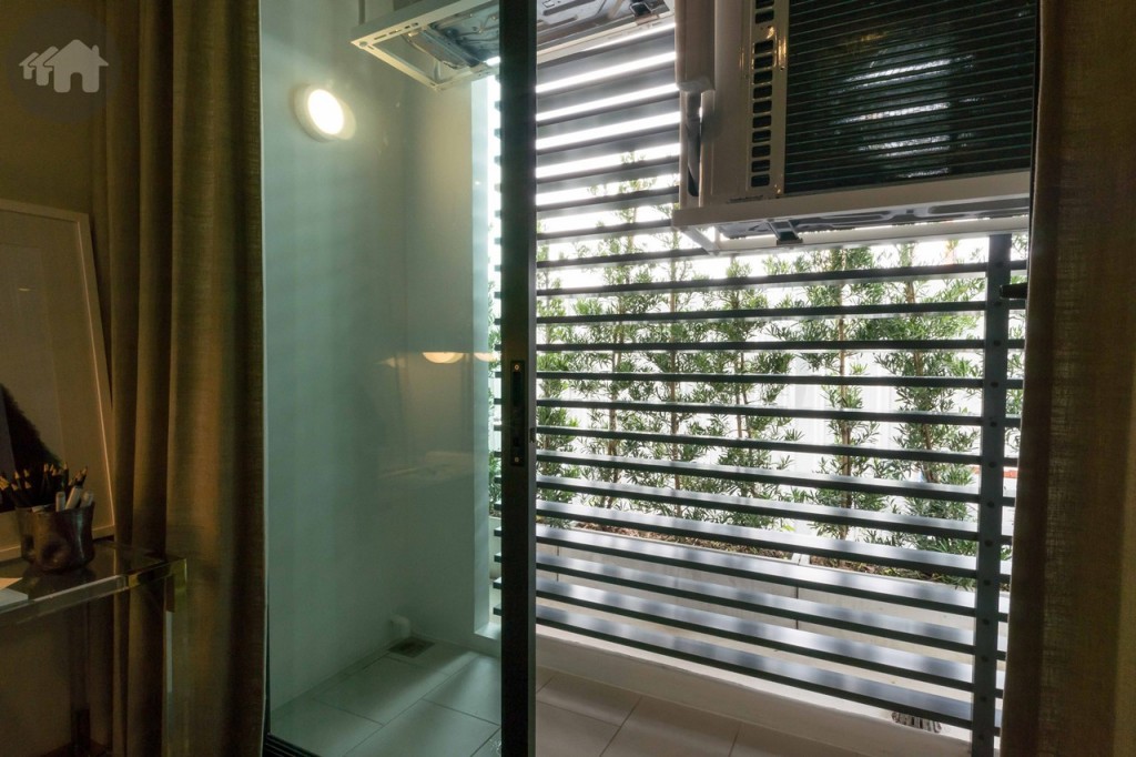 ระเบียงแบบ Private Balcony กว้างประมาณ 90 เซนติเมตร ยาวประมาณ 2.45 เมตร ขอบประตูยกพื้นสูงประมาณ 10 เซนติเมตร พื้นปูกระเบื้องขนาด 30x30 เซนติเมตร ด้านบนติดตั้งคอมเพรสเซอร์เครื่องปรับอากาศ สูงจากพื้นประมาณ 1.40 เมตร มาพร้อมตะแกรงอะลูมิเนียมปิดบริเวณระเบียงทั้งหมด 	