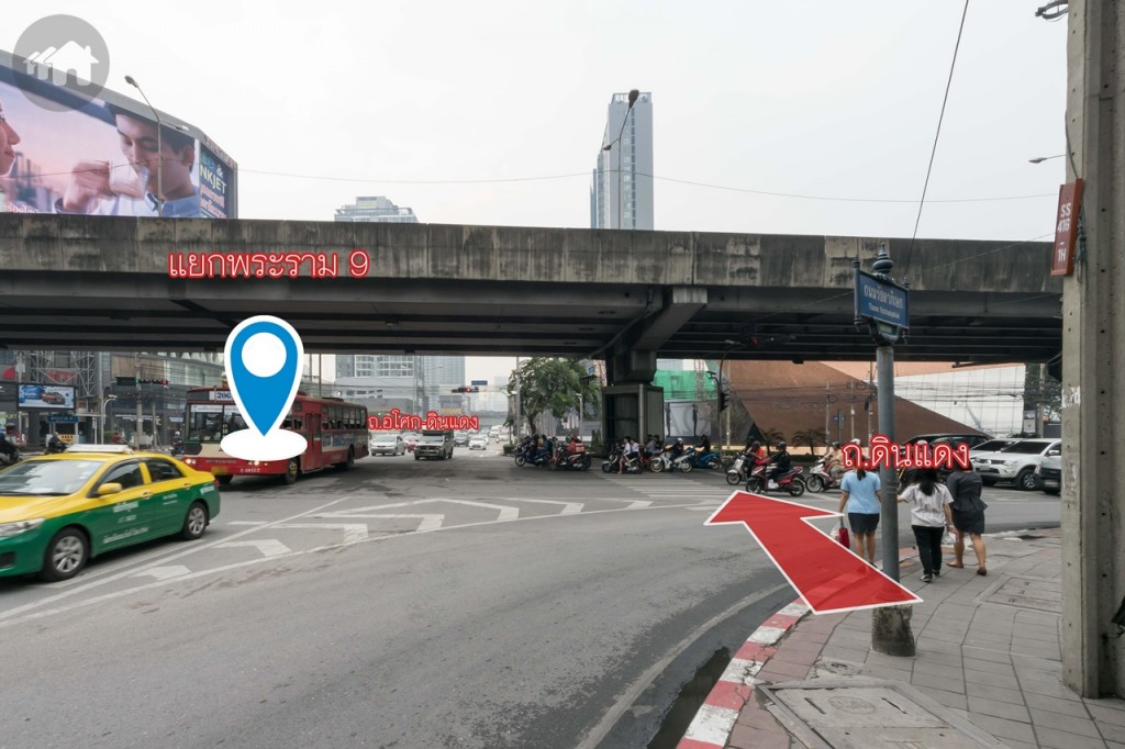 เดินมาทางแยกพระราม 9 ข้ามฝั่งมาทาง ถ.อโศก-ดินแดง (ทางที่จะไปรถไฟฟ้าแอร์พอร์ต เรลล์ ลิงก์ สถานีมักกะสัน)
