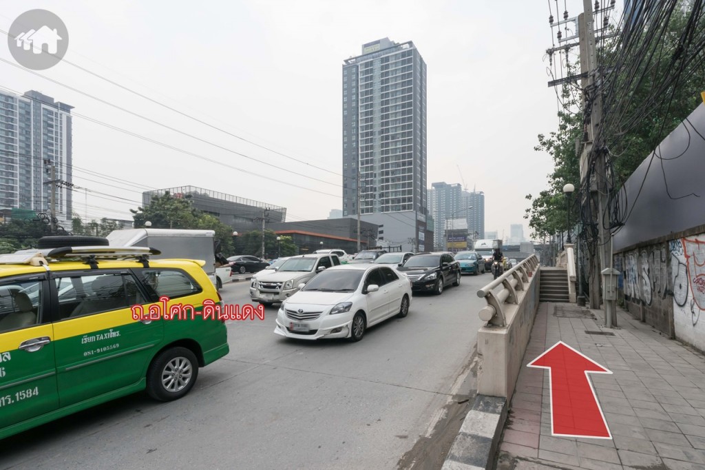 เดินมาตามทางมีทางเท้าเดินสะดวก