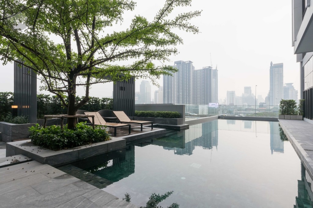 ว่ายน้ำและนั่งพักผ่อนท่ามกลางวิวเมือง