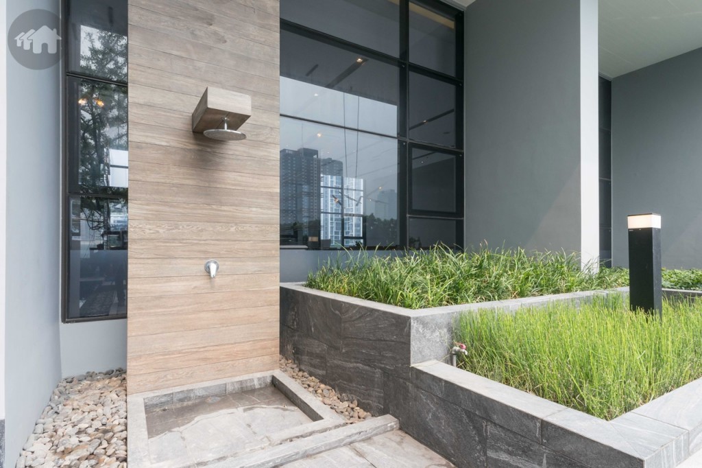 พื้นที่ล้างตัวข้างสระ