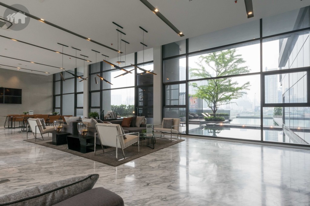 อีกด้านเป็นวิวสระว่ายน้ำ