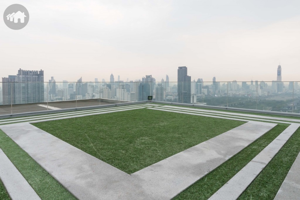 ชั้นดาดฟ้าเป็นสวนหย่อมชมวิวเมืองได้รอบทิศทาง